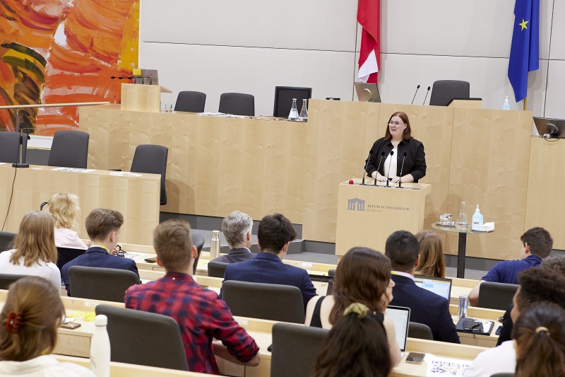 Am Rednerpult Nationalratsabgeordnete Carina Reiter (ÖVP)