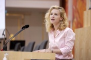 Am Rednerpult Nationalratsabgeordnete Eva Maria Holzleitner (SPÖ)