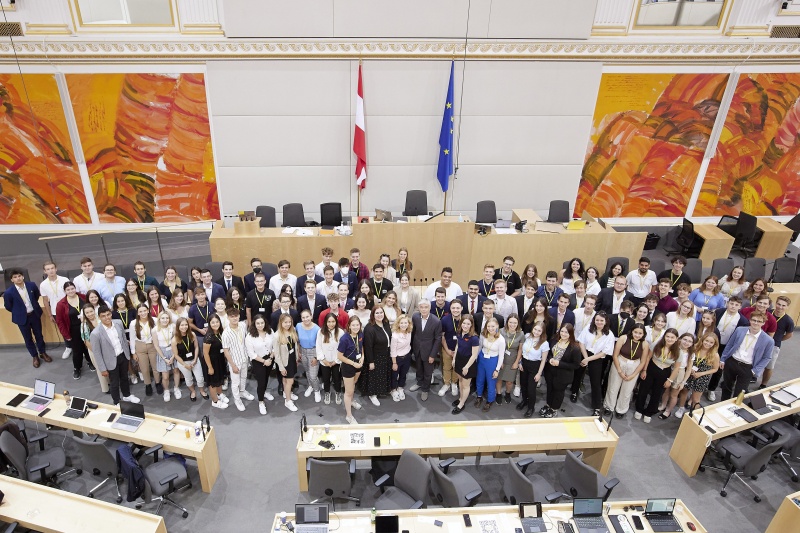 Gruppenfoto, in der Mitte von links: Nationalratsabgeordnete Carina Reiter (ÖVP), Nationalratsabgeordnete Eva Maria Holzleitner (SPÖ), Parlamentsdirektor Harald Dossi, Bundesschulsprecherin Susanna Öllinger
