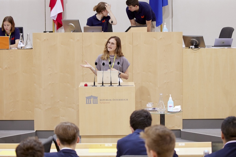Am Rednerpult Delegierte des SchülerInnenparlament