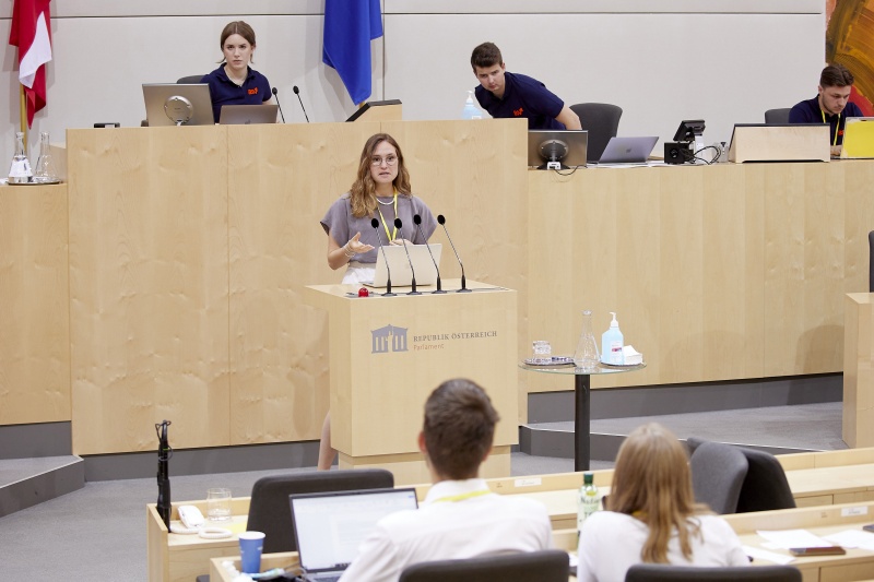 Am Rednerpult Delegierte des SchülerInnenparlament