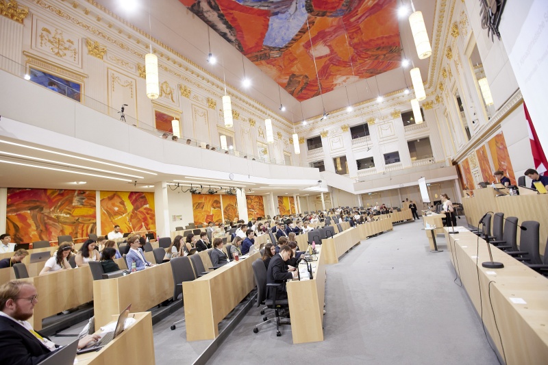 Am Rednerpult Delegierte des SchülerInnenparlament