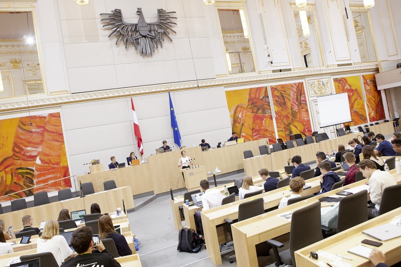 Am Rednerpult Delegierte des SchülerInnenparlament