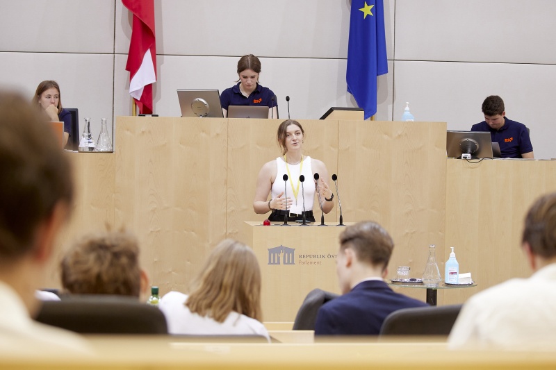 Am Rednerpult Delegierte des SchülerInnenparlament