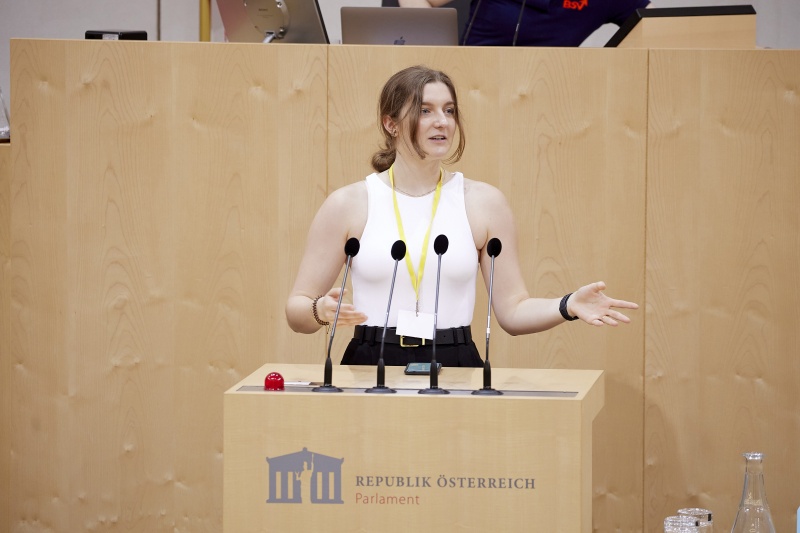 Am Rednerpult Delegierte des SchülerInnenparlament
