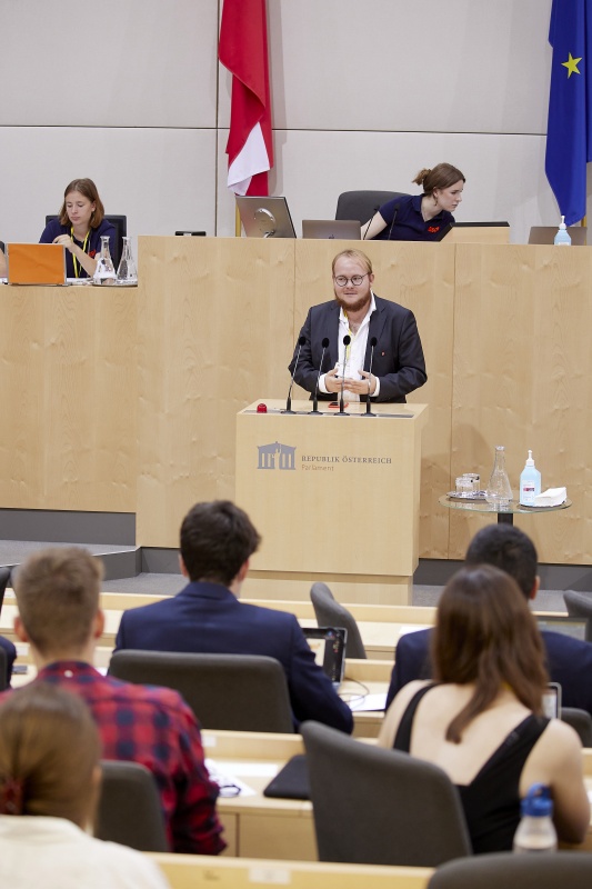 Am Rednerpult Delegierte des SchülerInnenparlament