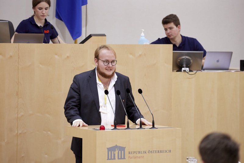 Am Rednerpult Delegierte des SchülerInnenparlament