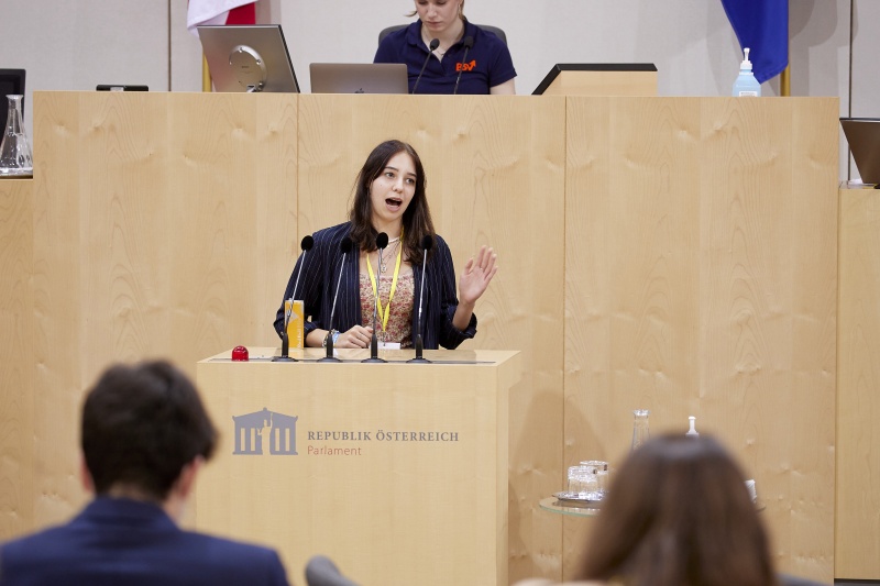 Am Rednerpult Delegierte des SchülerInnenparlament