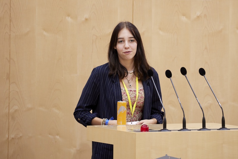 Am Rednerpult Delegierte des SchülerInnenparlament