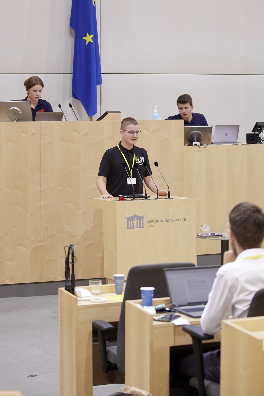Am Rednerpult Delegierte des SchülerInnenparlament