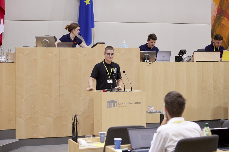 Am Rednerpult Delegierte des SchülerInnenparlament