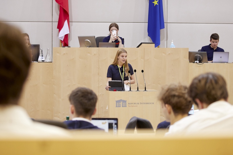 Am Rednerpult Delegierte des SchülerInnenparlament