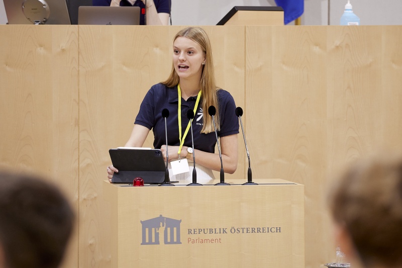 Am Rednerpult Delegierte des SchülerInnenparlament