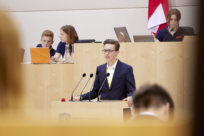 Am Rednerpult Delegierte des SchülerInnenparlament