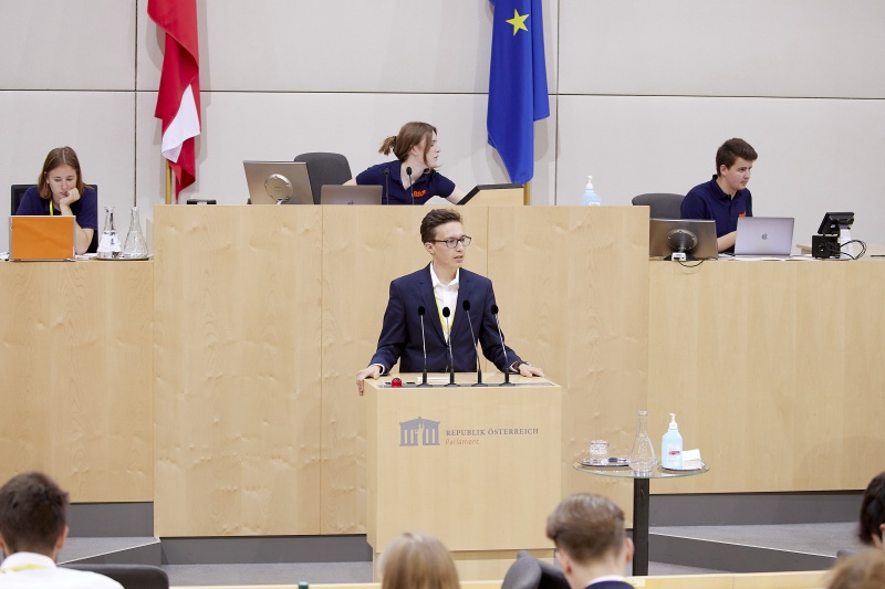 Am Rednerpult Delegierte des SchülerInnenparlament