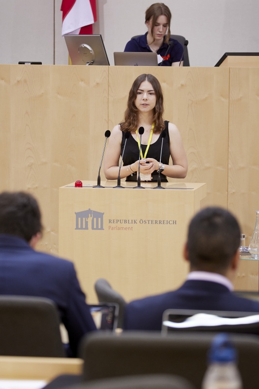 Am Rednerpult Delegierte des SchülerInnenparlament