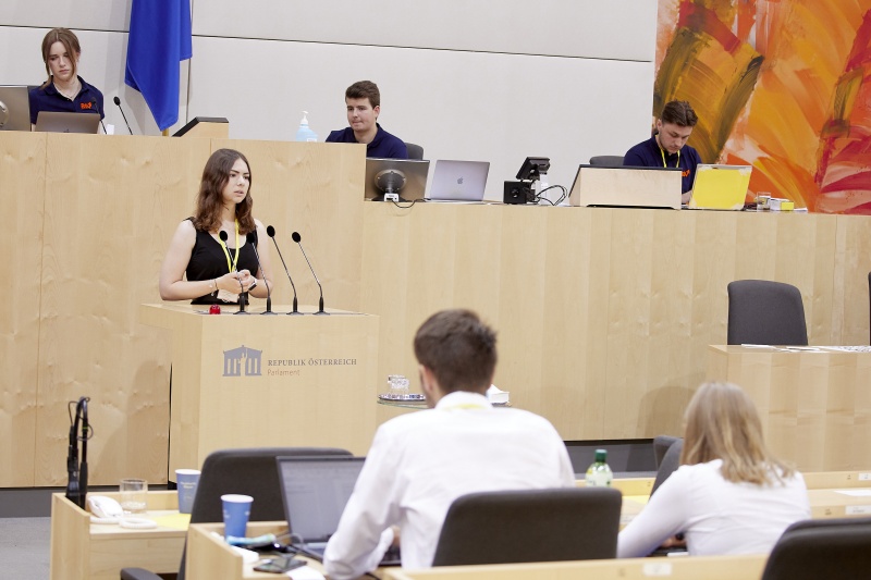 Am Rednerpult Delegierte des SchülerInnenparlament