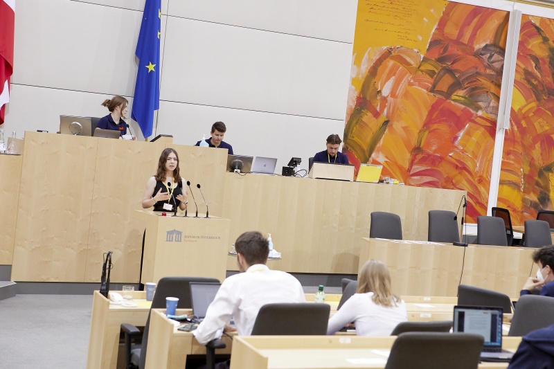 Am Rednerpult Delegierte des SchülerInnenparlament