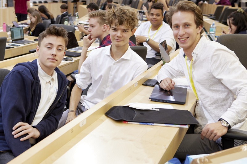 Am Rednerpult Delegierte des SchülerInnenparlament