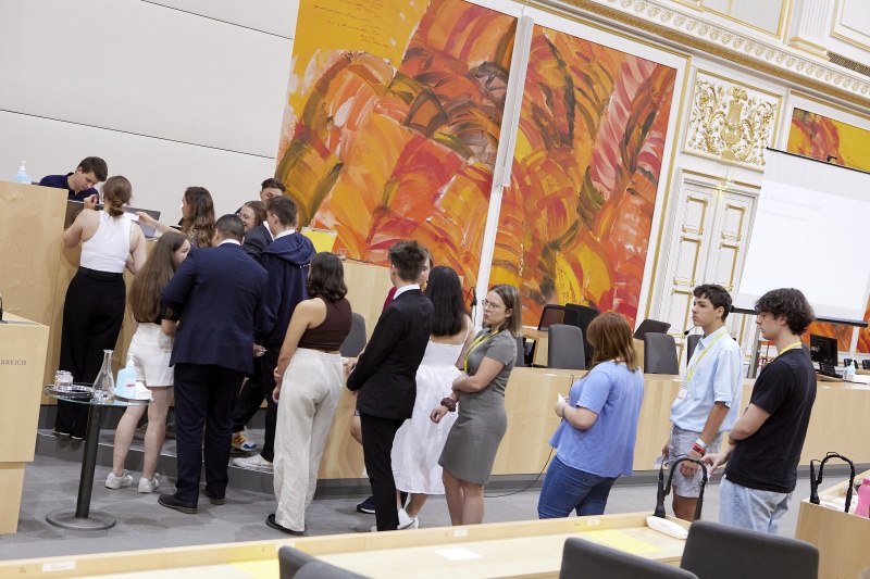 Am Rednerpult Delegierte des SchülerInnenparlament