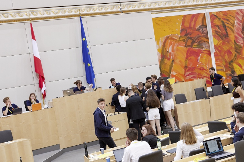 Am Rednerpult Delegierte des SchülerInnenparlament