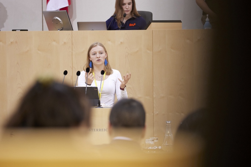 Am Rednerpult Delegierte des SchülerInnenparlament