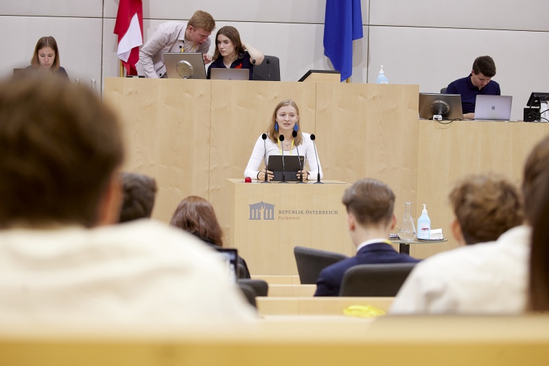 Am Rednerpult Delegierte des SchülerInnenparlament