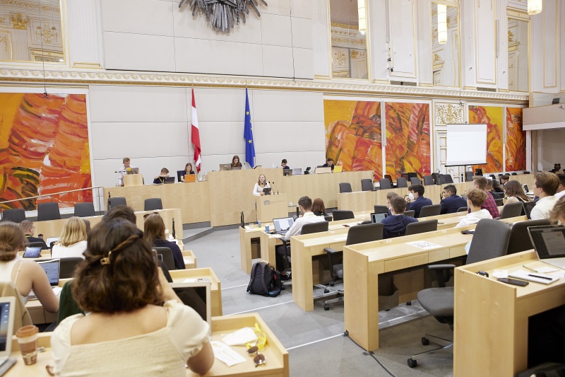 Am Rednerpult Delegierte des SchülerInnenparlament