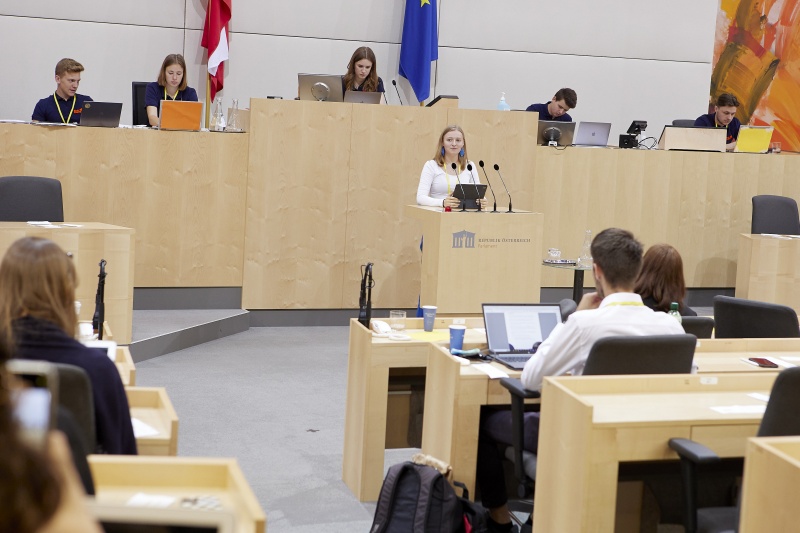 Am Rednerpult Delegierte des SchülerInnenparlament