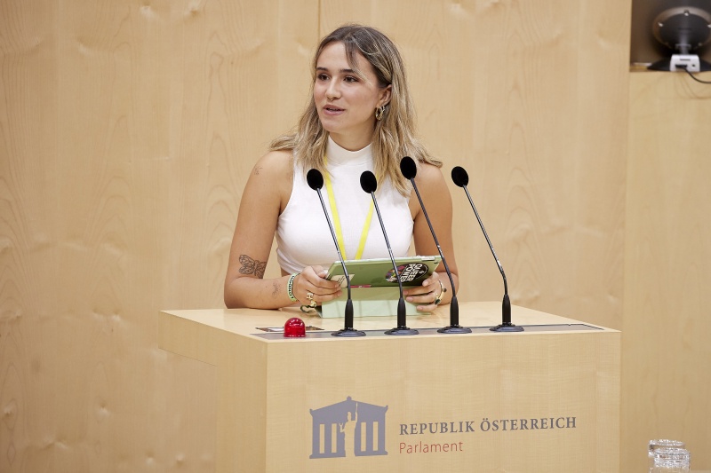 Am Rednerpult Delegierte des SchülerInnenparlament