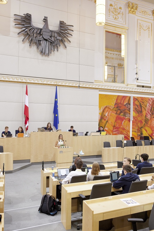 Am Rednerpult Delegierte des SchülerInnenparlament
