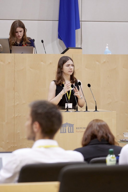 Am Rednerpult Delegierte des SchülerInnenparlament