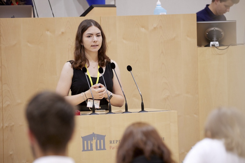 Am Rednerpult Delegierte des SchülerInnenparlament