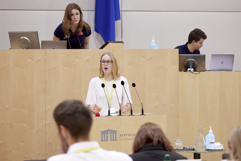 Am Rednerpult Delegierte des SchülerInnenparlament