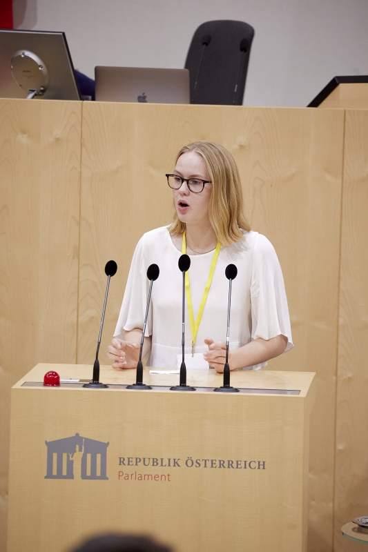 Am Rednerpult Delegierte des SchülerInnenparlament