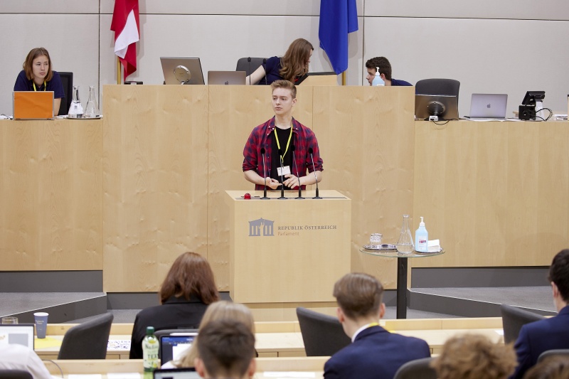 Am Rednerpult Delegierte des SchülerInnenparlament