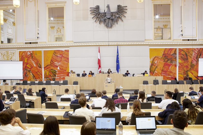 Am Rednerpult Delegierte des SchülerInnenparlament