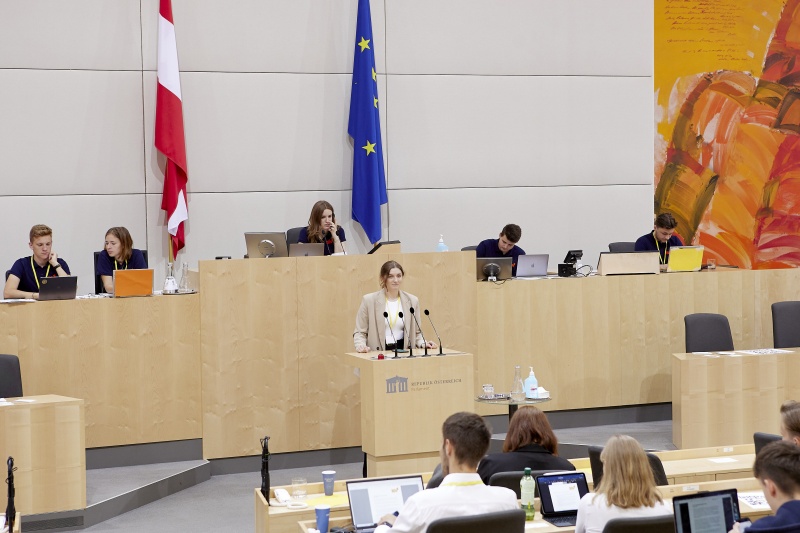 Am Rednerpult Delegierte des SchülerInnenparlament