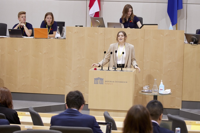 Am Rednerpult Delegierte des SchülerInnenparlament