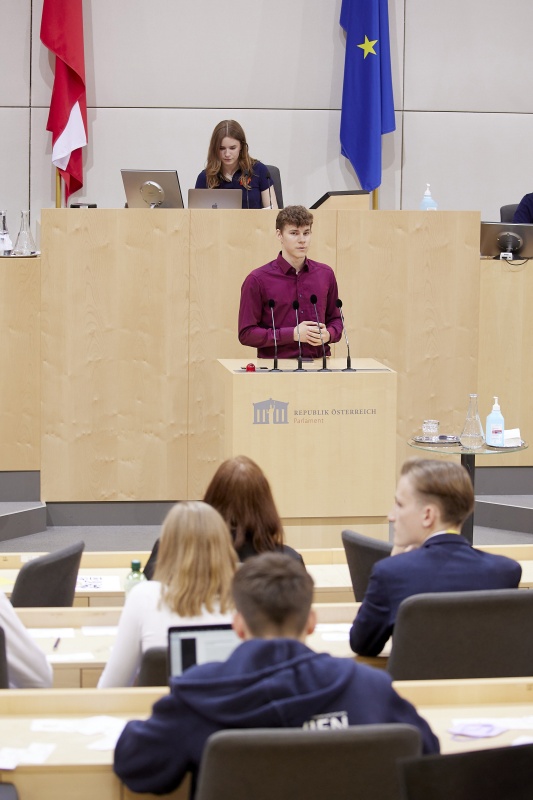 Am Rednerpult Delegierte des SchülerInnenparlament