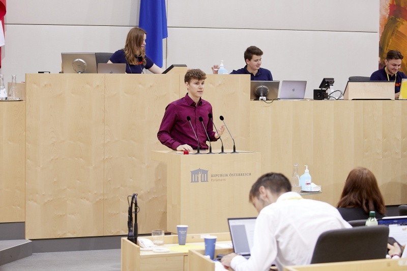 Am Rednerpult Delegierte des SchülerInnenparlament