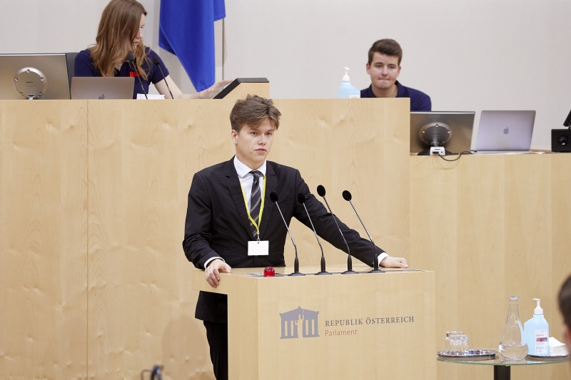 Am Rednerpult Delegierte des SchülerInnenparlament