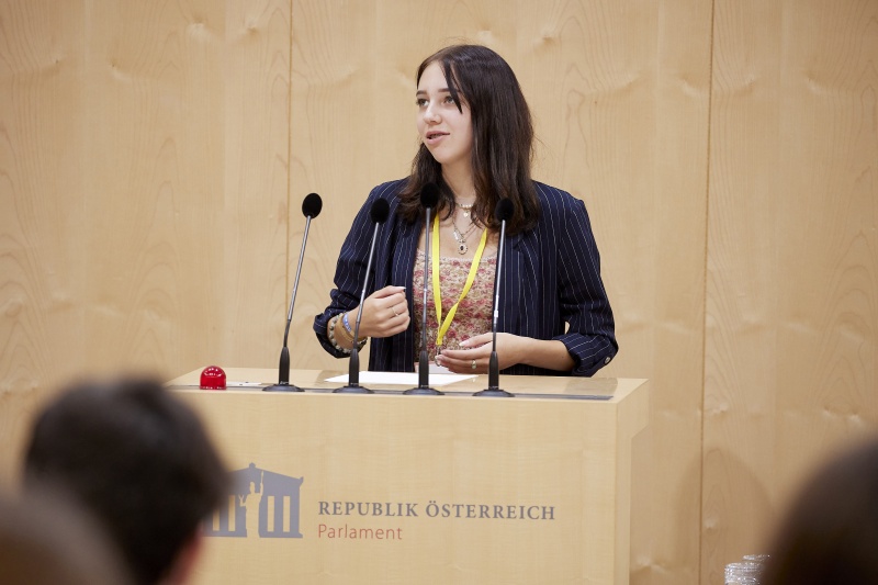 Am Rednerpult Delegierte des SchülerInnenparlament