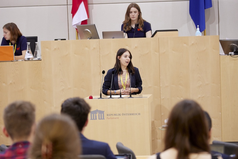 Am Rednerpult Delegierte des SchülerInnenparlament