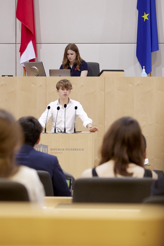 Am Rednerpult Delegierte des SchülerInnenparlament
