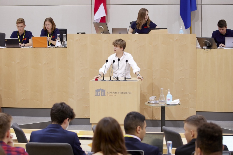 Am Rednerpult Delegierte des SchülerInnenparlament