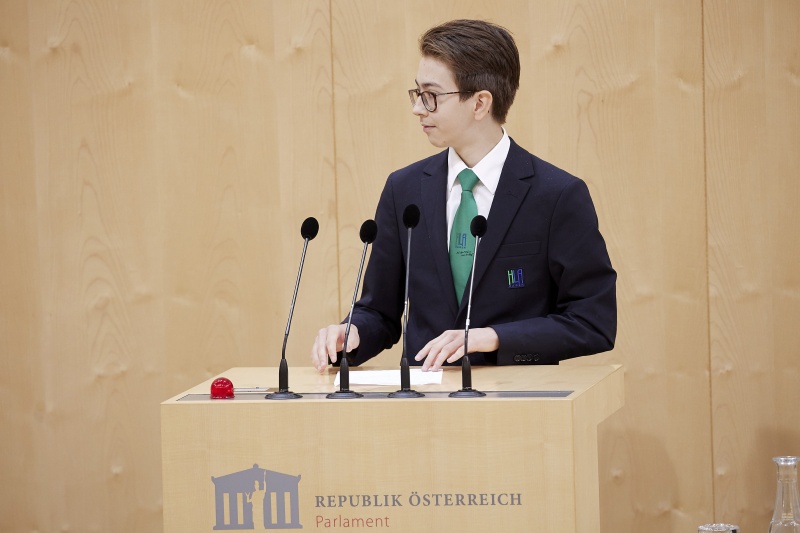 Am Rednerpult Delegierte des SchülerInnenparlament