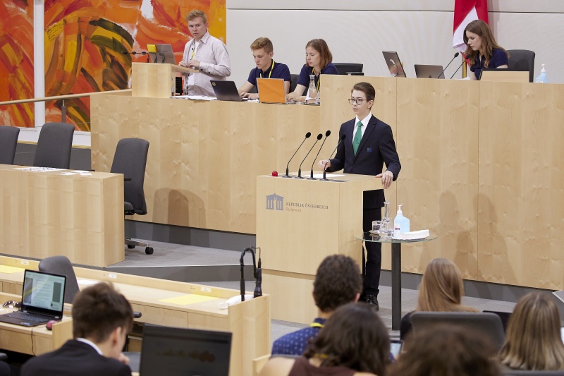 Am Rednerpult Delegierte des SchülerInnenparlament