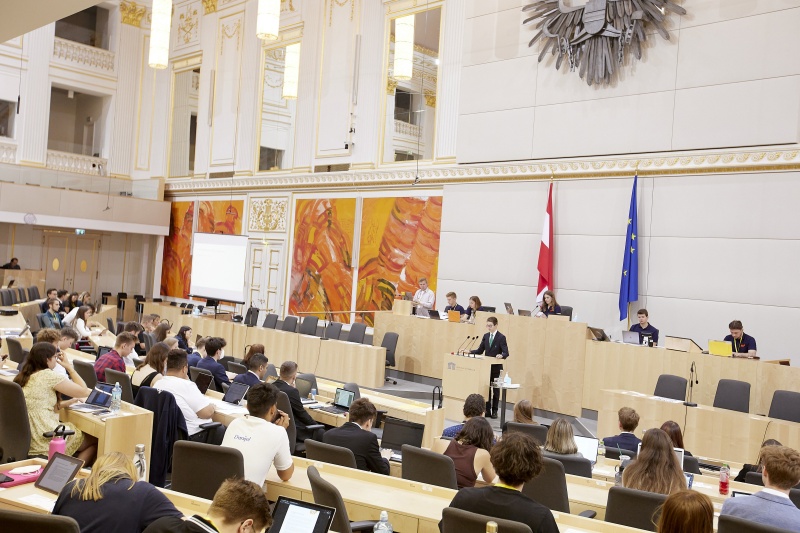 Am Rednerpult Delegierte des SchülerInnenparlament
