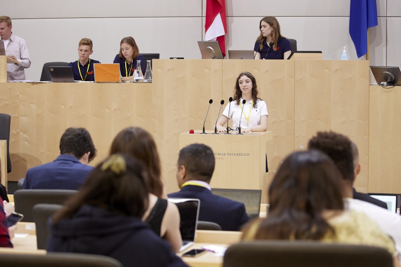Am Rednerpult Delegierte des SchülerInnenparlament